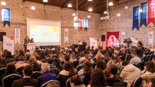 İzmir’de gençler ile iş dünyası aynı masada