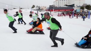 Kayseri Erciyes'te 'Artık Çekilmez Oldun' kızak yarışı
