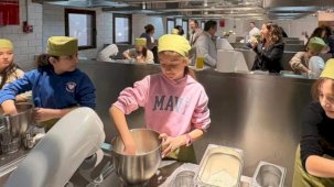 Marmaris'te ilkokul öğrencilerinden gazi ailesine pide