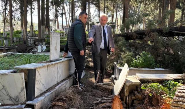 İzmir'de fırtınadan etkilenen mezarlıklara hızlı müdahale