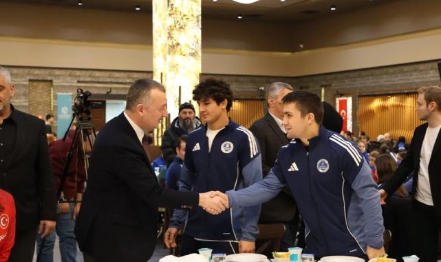 Kocaeli'de Başkan Büyükakın başarılı sporcularla iftar yaptı