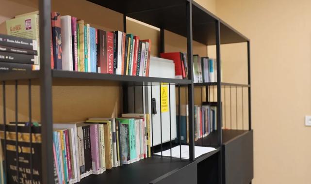Sakarya’da öğrenciler çamaşırları yıkanırken kitap okuyor