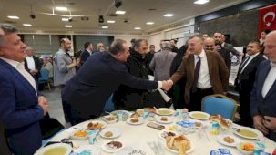 Başkan Büyükakın pazarcı esnafıyla birlikte oruç açtı