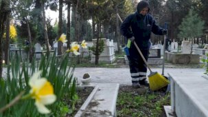 İzmir'de mezarlıklar bayrama hazırlanıyor