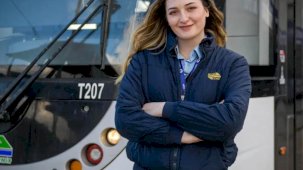 İzmir’de tramvay koltuğunda bir kadın... Raylarda kadın gücü