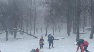 Kocaeli Kuzuyayla’da bayram sevinci karla buluştu