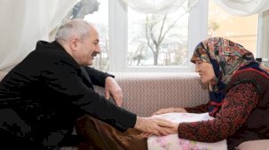 Kocaeli Gebze’de 100 yaşındaki Hesna Teyzeye ziyaret
