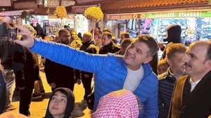 Konya'da son teravih sonrası çarşıda vatandaşlarla buluştu