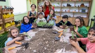 Mersin’de minik eller toprakla hayata dokunuyor