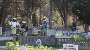 Sakarya'nın 16 ilçesindeki mezarlıklar bayrama hazırlanıyor