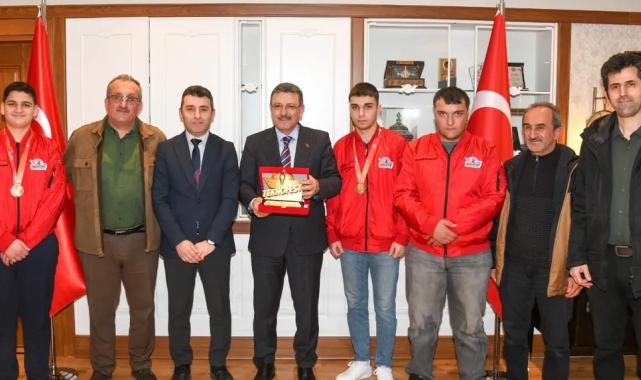 TEKNOFEST şampiyonlarından Başkan Genç’e ziyaret