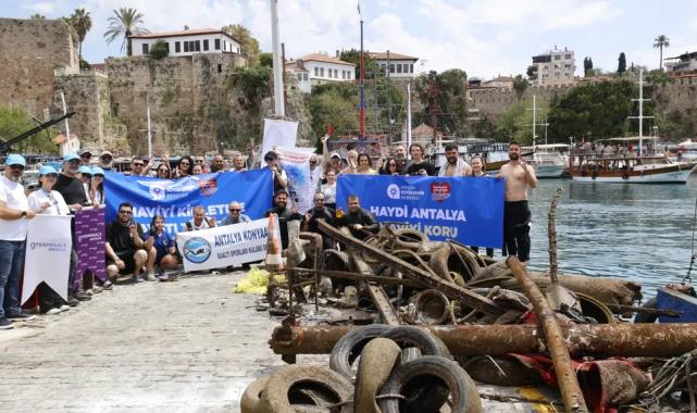 Antalya’da deniz dip temizliği... 5 ton çöp çıkartıldı