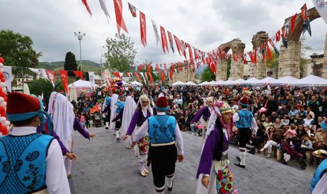  Efes Selçuk’ta çocuklar bayramlarını şenlikle kutladı