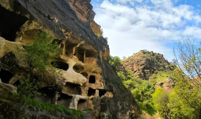 Gabar’da çifte keşif! Petrolün yanında 7 katlı 'Apartman Mağara' dikkat çekiyor (Özel Haber)
