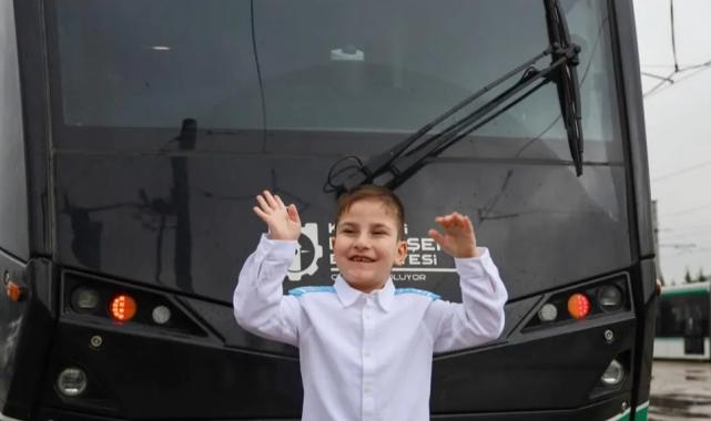 Hayal etti, 6 yaşında vatman oldu!