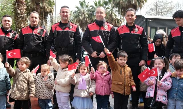 Kocaeli'de minikler polis amcalarını ağırladı