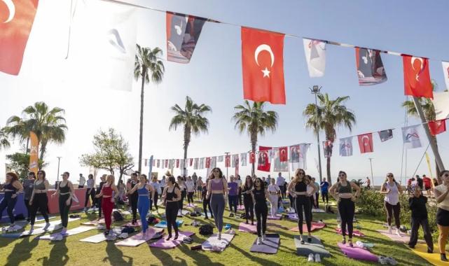 Mersin’de bahar enerjisi sahile taştı