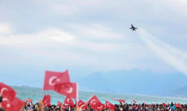 SOLOTÜRK Konyaaltı’nda nefes kesti