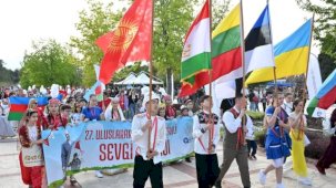 Antalya'da çocuklar Sevgi Korteji’nde buluştu