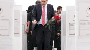 Bakan Tekin'den Şehit Öğretmenler Anıtı'na ziyaret