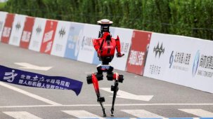 Çin'de insansı robotlardan tarihi yarı maraton koşusu