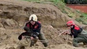 İzmir Torbalı'da çamura saplanan iki çocuğu itfaiye kurtardı