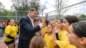 İzmir'de Başkan Tugay, sporcu çocuklarla buluştu