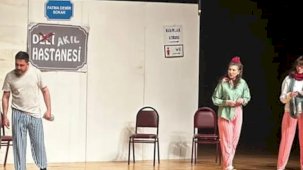 “Keçileri Kaçırıyorum” oyunu Kütahya’da sahnelendi