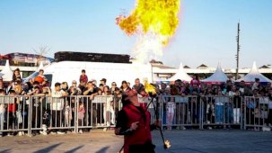 Kocaeli'de havada uçan alevler hayranlıkla izlendi