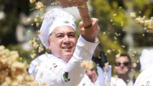 Manisa’nın lezzetleri buluştu... Başkan Dutlulu, mesir baharatlı bahar pilavı pişirdi