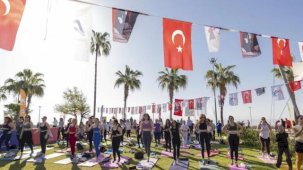 Mersin’de bahar enerjisi sahile taştı