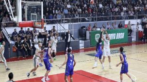 Sakarya potada yarı final serisine galibiyetle başladı