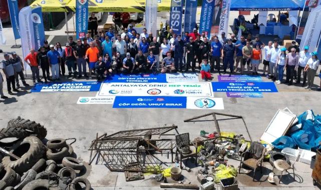 Antalya'da denizden çöp konteynırı çıktı