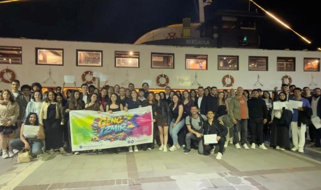 Genç İzmir gönüllüleri, Bergama Vapuru’nda buluştu