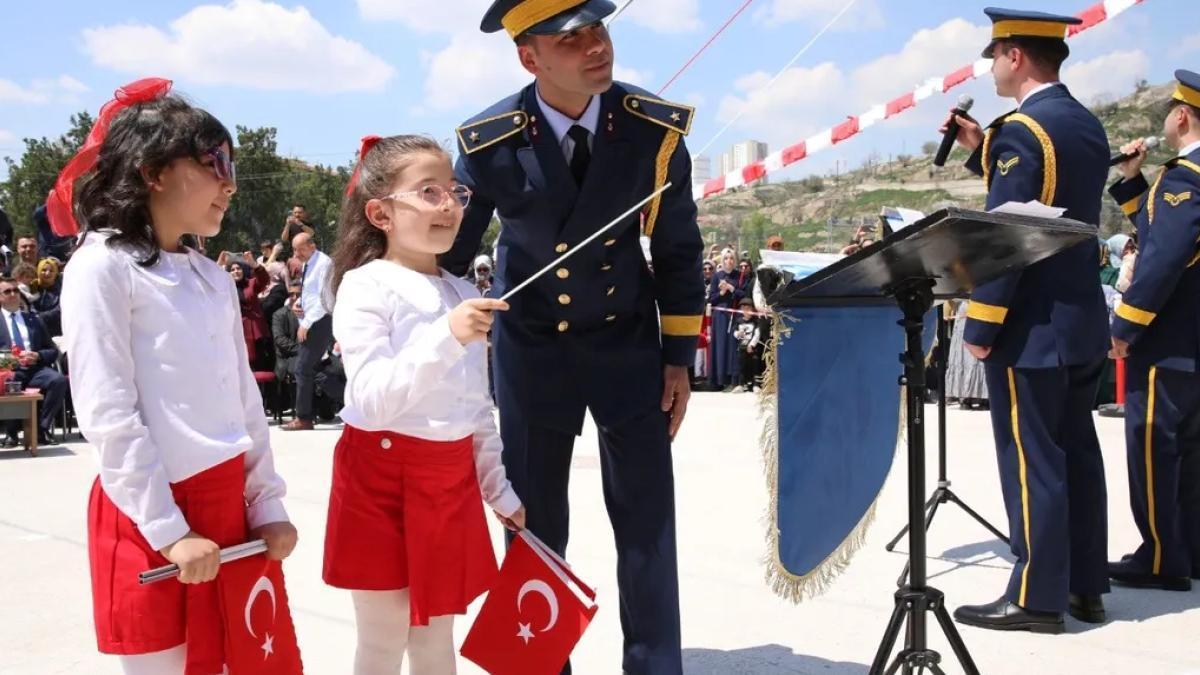 Hava Kuvvetleri Bandosu’ndan öğrencilere moral konseri