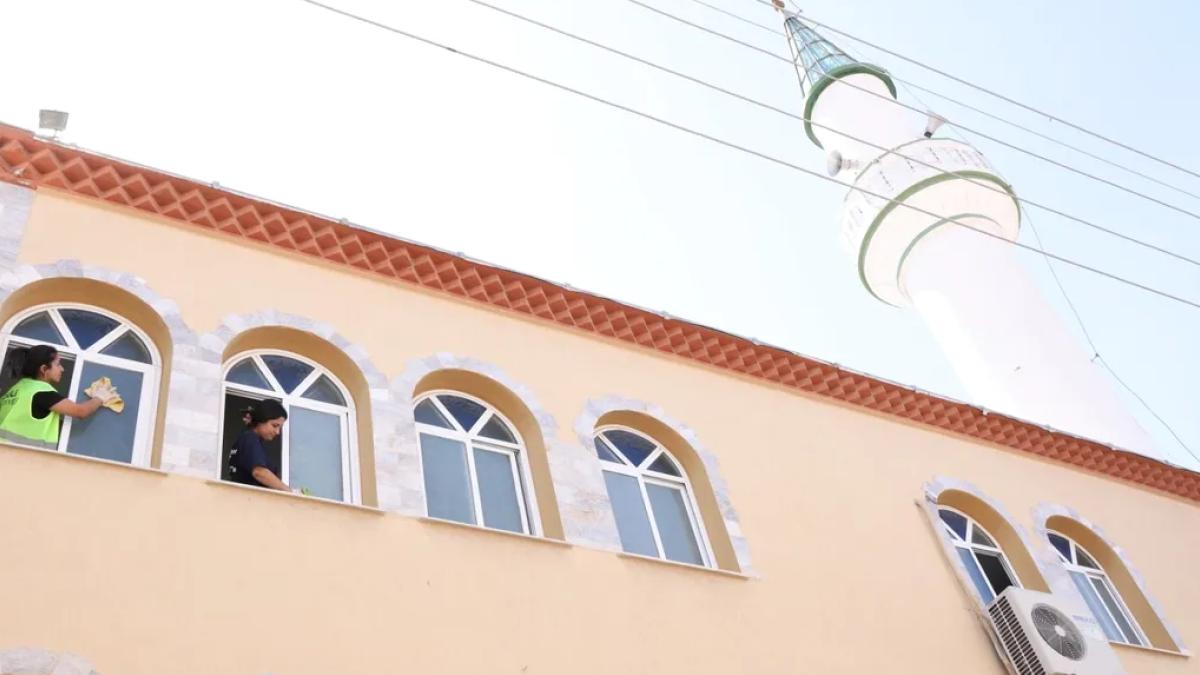 İzmir Çiğli’de camilerde bayram temizliği