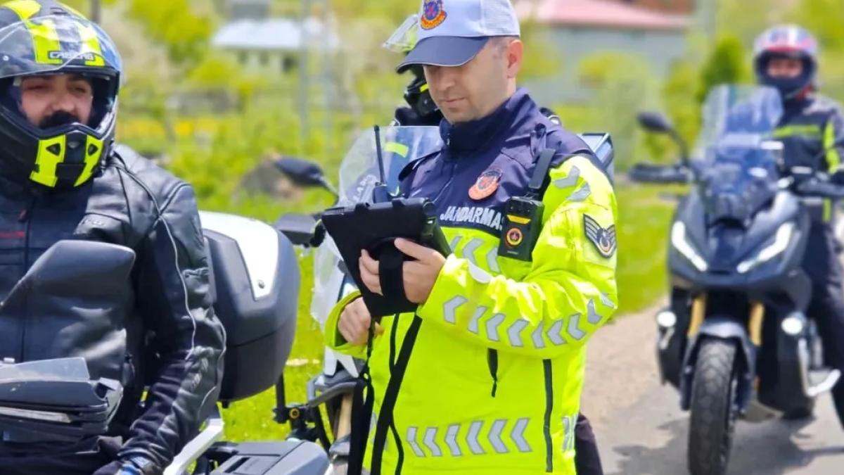 Jandarma dönüş yolunda denetimleri aralıksız sürdürüyor