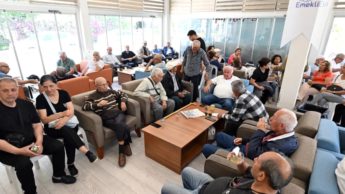 Mersin’de emekliler bayram sevinciyle buluştu