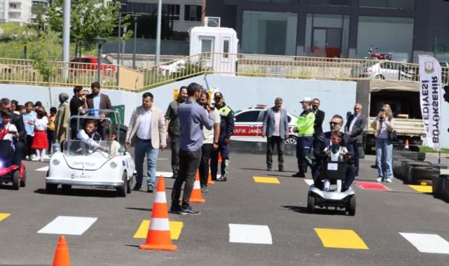 Öğrencilere uygulamalı trafik eğitimi