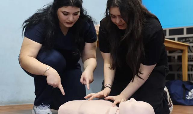 Sakarya'da öğrencilere Büyükşehir'den uygulamalı ilkyardım