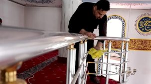 Ağrı'da elinde bez, gönlünde hizmet... Cesim Hoca camiyi bayrama hazırladı