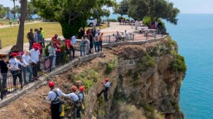 Antalya'da falezlere nefes aldıran temizlik