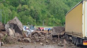 Artvin'de heyelan! Yabancı tır hasar aldı!