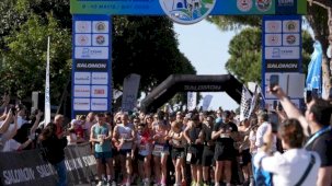 Çeşme’de rekor katılım... 43 ülkeden 3 bin 450 sporcu rüzgar eşliğinde koştu