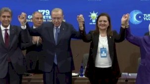 CHP'li iki belediyeden AK Parti'ye katılım... Rozetlerini Erdoğan taktı