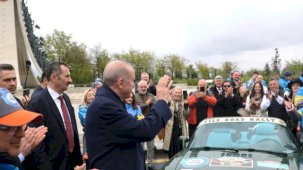 Cumhurbaşkanı Erdoğan, ralli kafilesini Külliye’den uğurladı