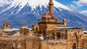 İshak Paşa Sarayı bayramda ziyaretçi akınına uğradı