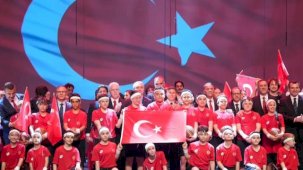 İstanbul AKM kırmızı-beyaza büründü