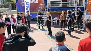 İzmir Aliağa'da deprem simülasyon tırı vatandaşla buluştu