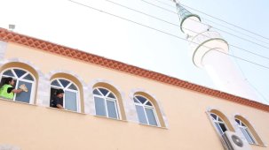 İzmir Çiğli’de camilerde bayram temizliği